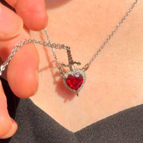 COLLAR CORAZON Y ESPADA 💕